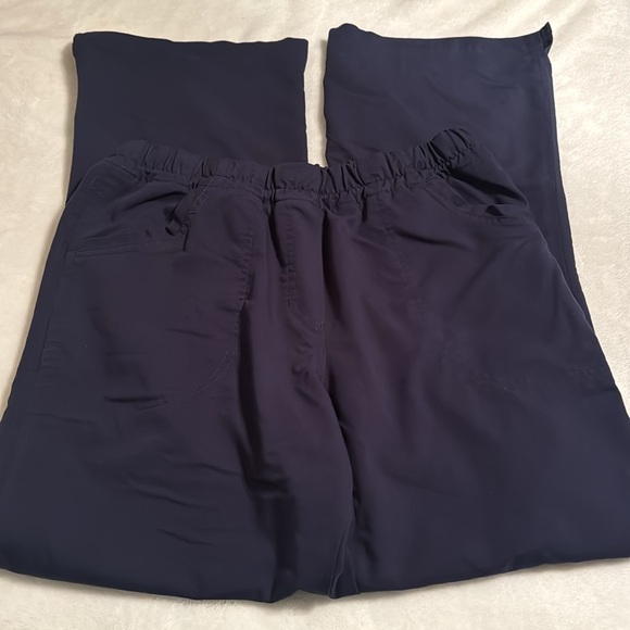 Women’s Urbane Ultimate scrub pants, size Medium - Picture 2 of 5